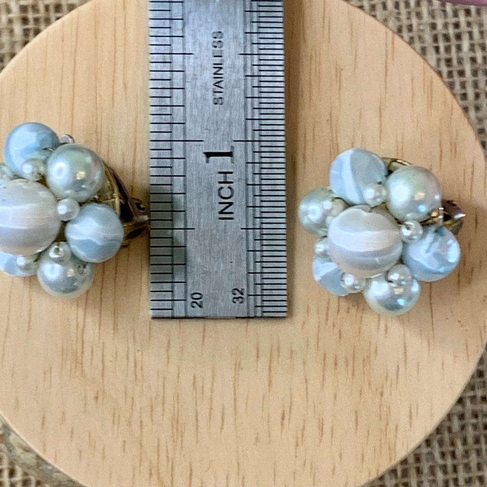 VTG Faux Pearl Cluster Flower Beaded Clip On Earrings Pale Blue & White Japan 1" - Picture 8 of 9